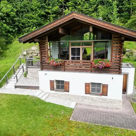 Schoeneben Abben Huette Wald im Pinzgau