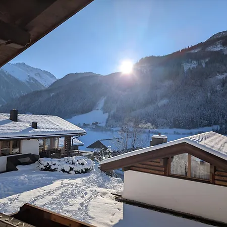 Schoeneben Abben Huette Wald im Pinzgau