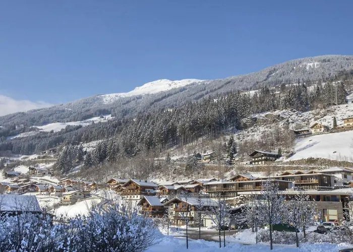 Schoeneben Abben Huette Wald im Pinzgau
