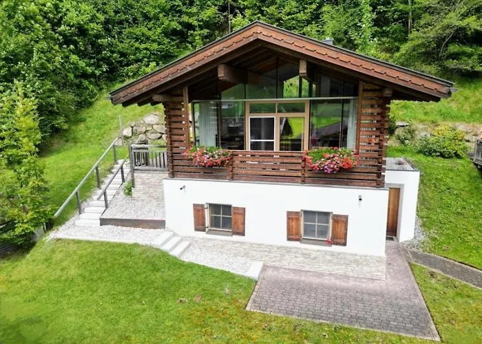 Schoeneben Abben Huette Wald im Pinzgau