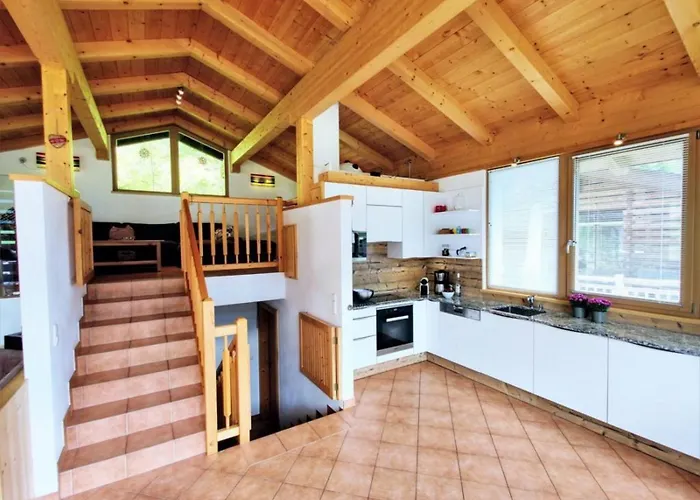 Schoeneben Abben Huette Wald im Pinzgau