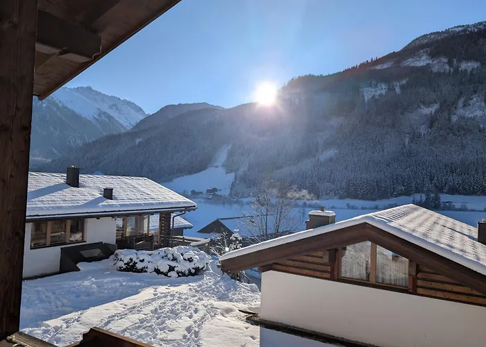 Schoeneben Abben Huette Wald im Pinzgau